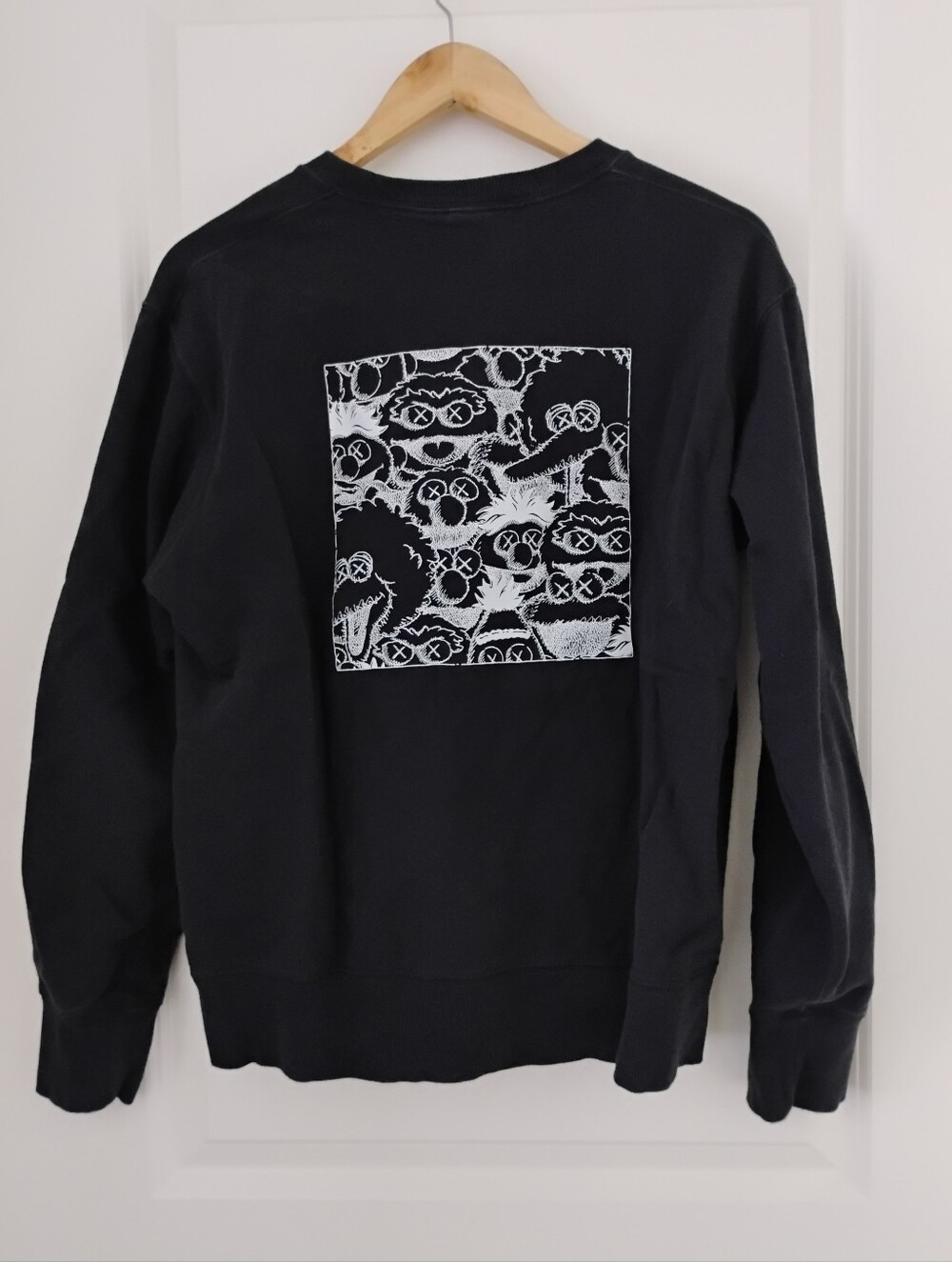 UT Uniqlo X KAWS Sesame Street Sweatshirt Crewneck Jumper Black Men Size M
